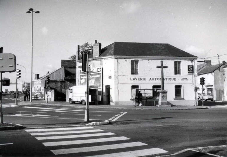 Croix de mission devant l'ancienne maison Giffarda, place de la Croix-Bonneau