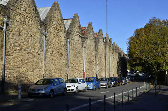 Murs pignons et toits en sheds le long du chemin de la Dame de Nage