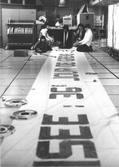Confection de banderole, grève des dactylocodeuses de l’INSEE-Nantes en 1981