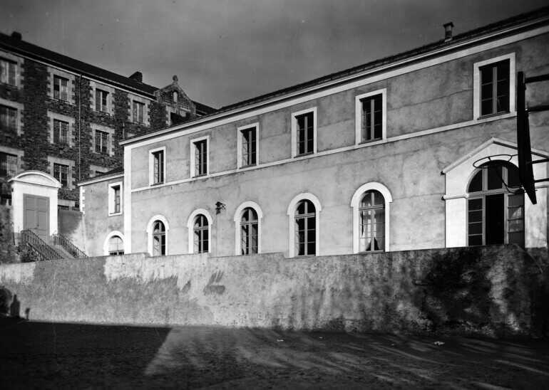 École de garçons André-Lermite vue depuis la cour de l'école de filles