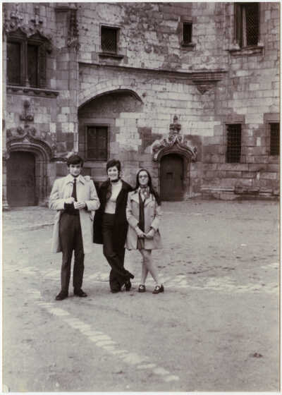 Visiteurs posant pour une photographie dans la cour du Château des ducs de Bretagne