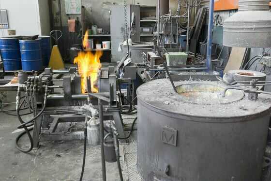 Fonte de l'aluminium à la fonderie Dejoie