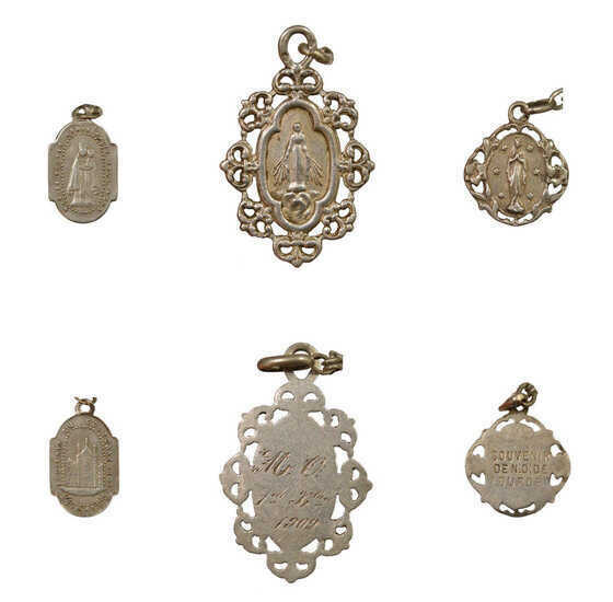 Détail des médailles du collier