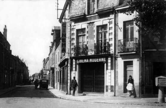 Façade de la salle de cinéma Le Moderne, à l'angle de la rue de la Convention et du boulevard de l'Egalité