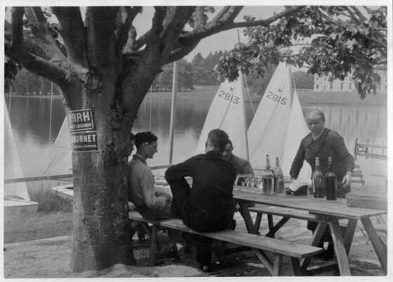 Les Snipe et leurs équipages de retour de régates, à l’auberge du Vieux Gachet, après 1936