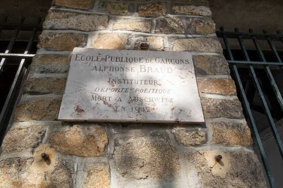 Plaque commémorative en hommage à Alphonse Braud de l’école primaire Alphonse Braud