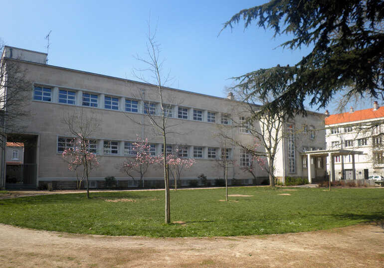 Les anciens bains-douches et le square de Prinquiau