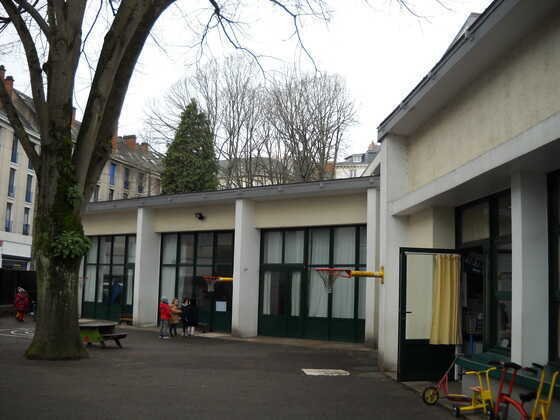 École maternelle du Chêne d’Aron vue de la cour