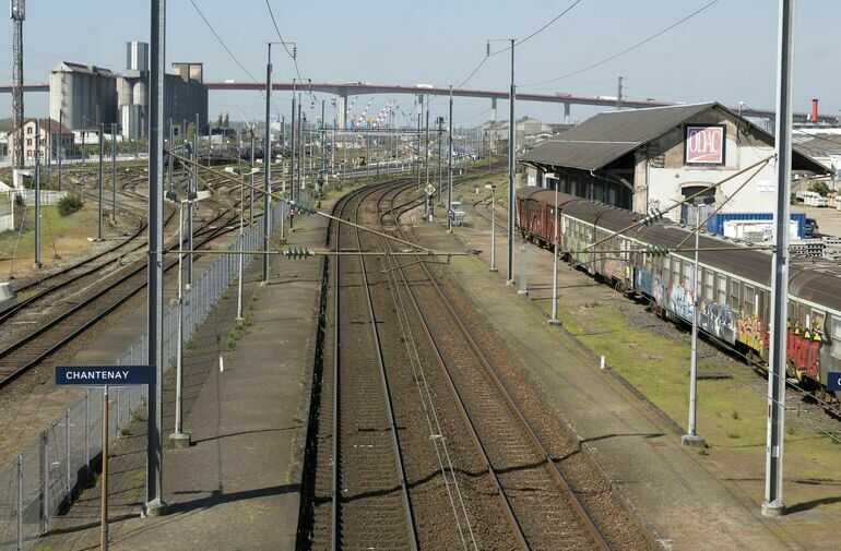Halle de marchandises et voies en direction de Saint-Nazaire