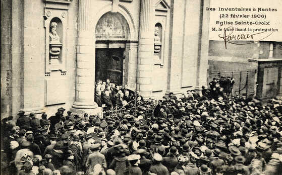 Protestation devant l’église Sainte-Croix pendant les inventaires du 22 février 1906