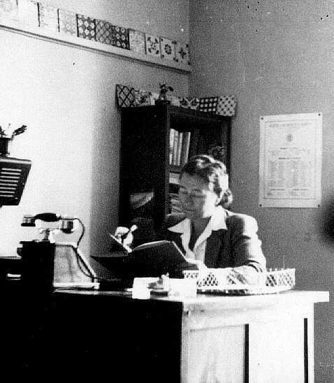 Victoire Durand-Gasselin dans son cabinet de travail