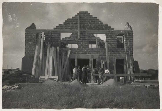 Construction d’un bâtiment de la colonie de Bonne Garde