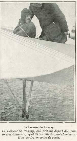 Gilbert Le Lasseur de Ranzay recevant des conseils du pilote Léon Lemartin