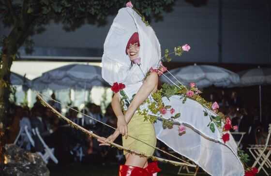 Défilé de mode organisé lors de la première Biennale internationale de la rose parfumée, juin 1991