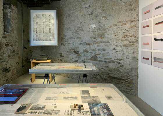 Tables-vitrines de l’exposition Barto et Barto