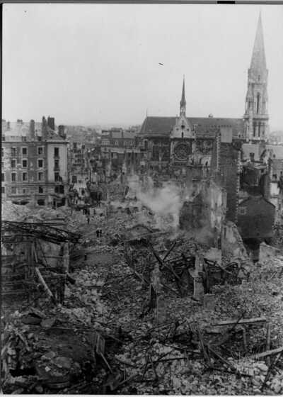 Immeubles détruits par les bombardements rue du Calvaire