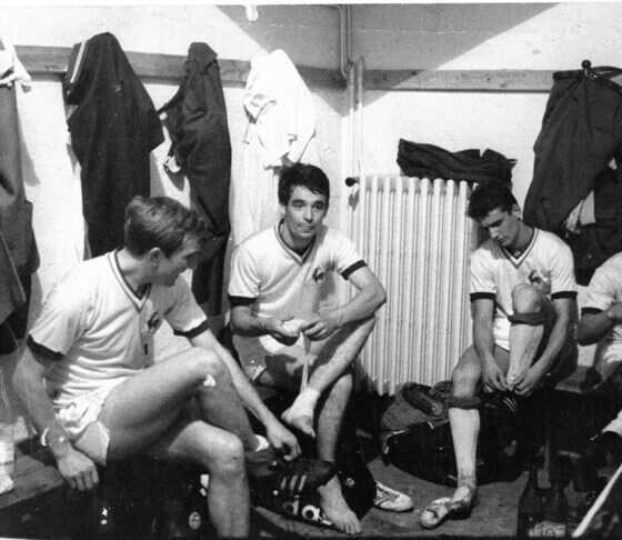 Claude Robin (libéro) Jacky Simon (deuxième attaquant) et Henri Michel (milieu défensif) dans les vestiaires.