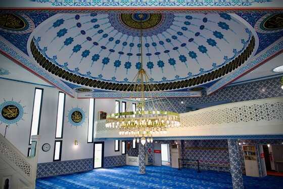 Vue d’ensemble de la salle de prière depuis la mezzanine