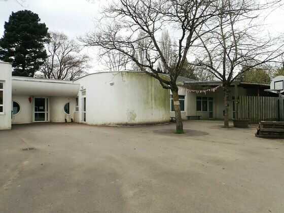 École élémentaire Ange Guépin vu de la cour