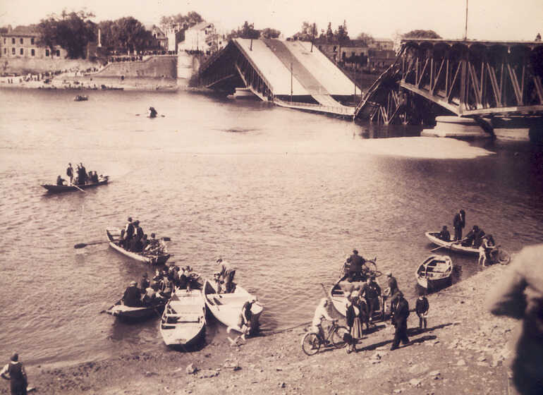 Le pont de Pirmil détruit après les bombardements