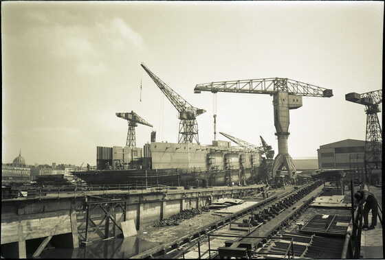 Grue Titan déplaçant un bloc lors de la construction du car-ferry Massalia