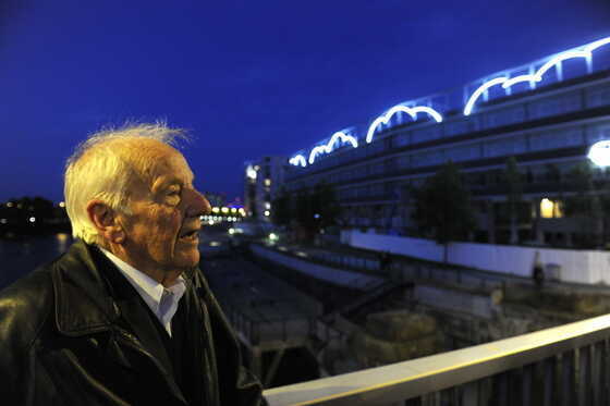 François Morellet visite son œuvre « De temps en temps » en juin 2010
