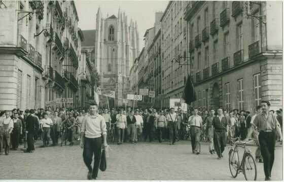 Défilé ouvrier empruntant la rue du Roi-Albert menant à la préfecture