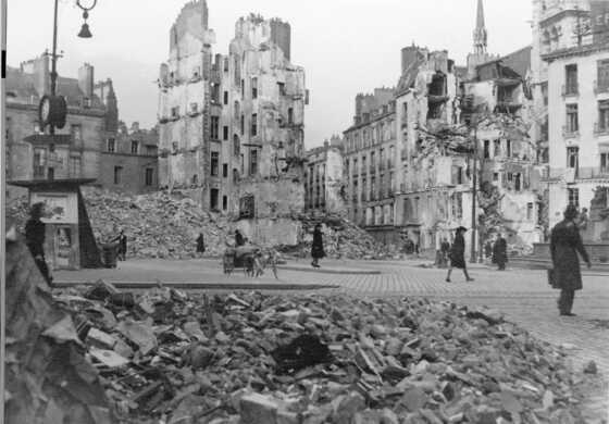 Immeubles de la place Royale détruits par les bombardements de septembre 1943