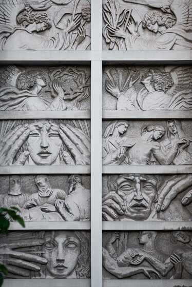 Détail des bas-reliefs de Raymond Delamarre, façade de la chapelle de l'Hôtel-Dieu