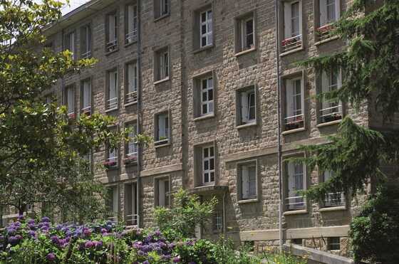 Façade d'immeuble de la cité de la rue du Poitou par l'architecte Roux-Spitz