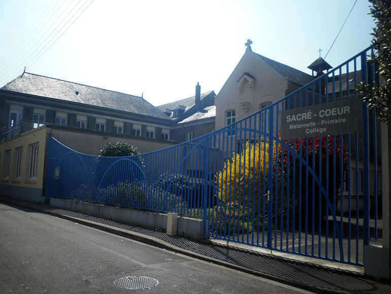 Entrée de l'ensemble scolaire Sacré-Coeur, rue Giton