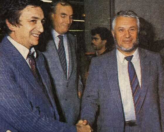 Ange Mancini et Robert Broussard se serrant la main à la fin de la prise d’otages du palais de justice de Nantes, le 20 décembre 1985