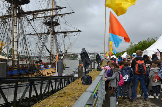 Accueil des classes, visite sur l'histoire des quais et présentation des bateaux présents.